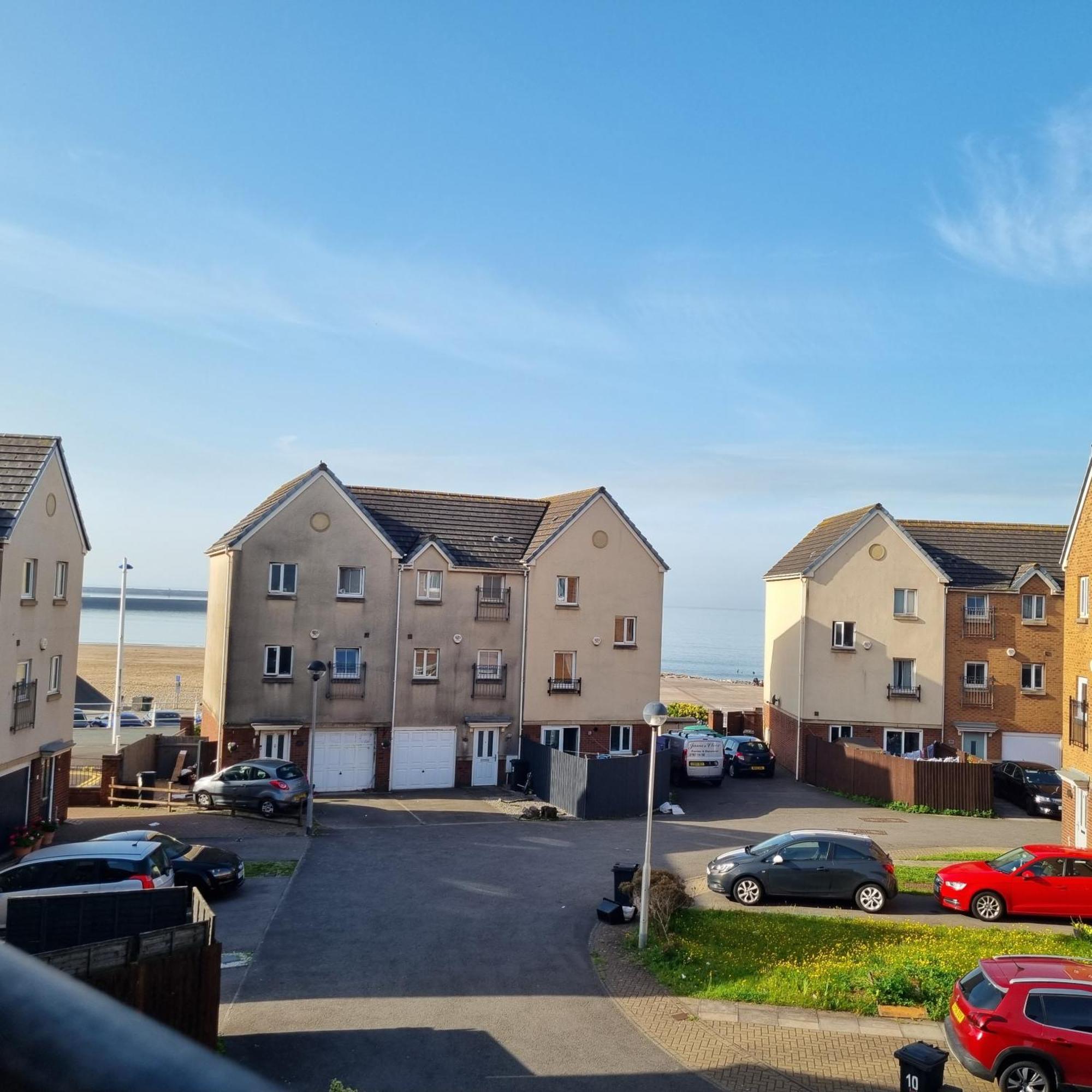 Sea Escape The Tardiis Beachfront Location Aberavon Beach Sea Views Driveway Parking Port Talbot Exterior photo