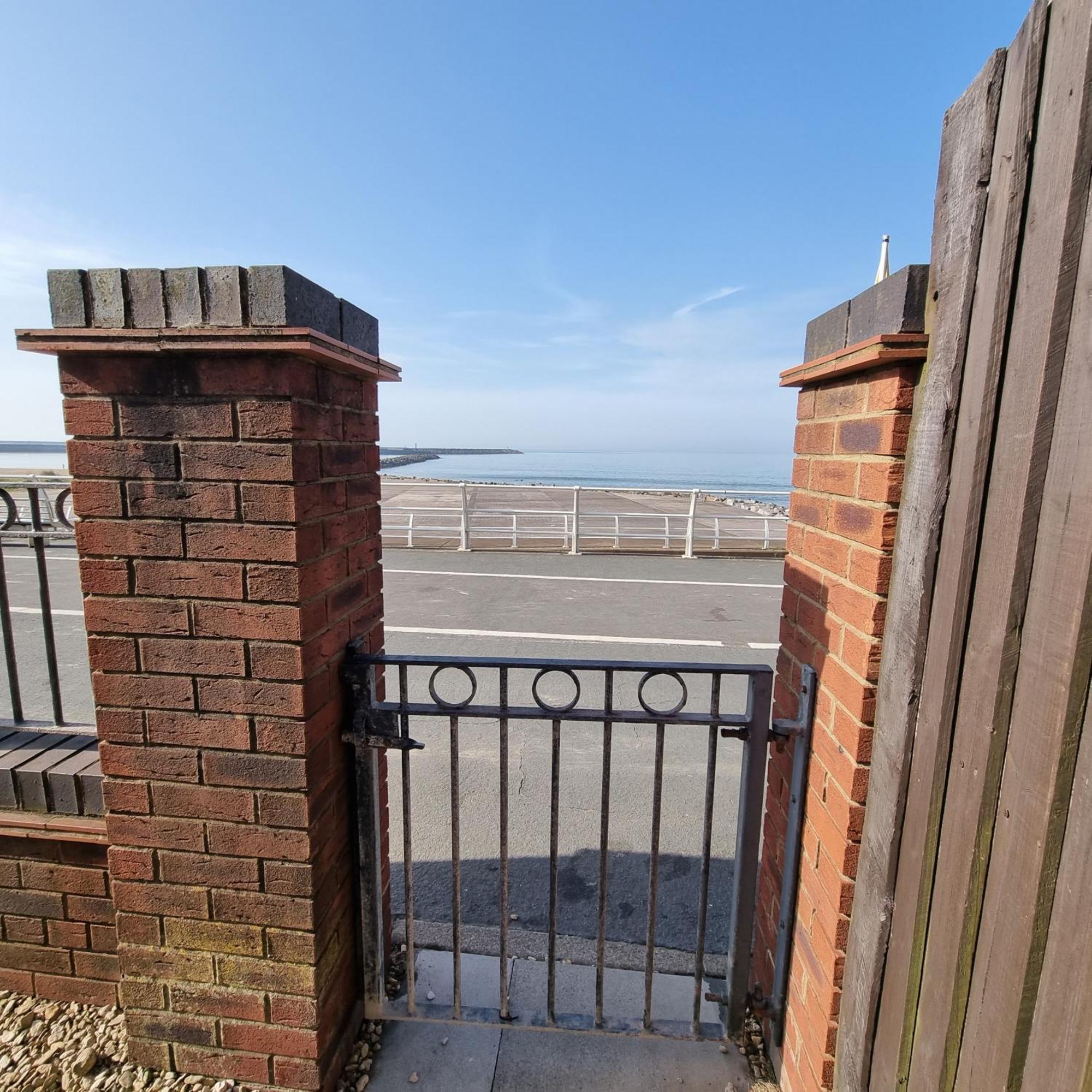 Sea Escape The Tardiis Beachfront Location Aberavon Beach Sea Views Driveway Parking Port Talbot Exterior photo