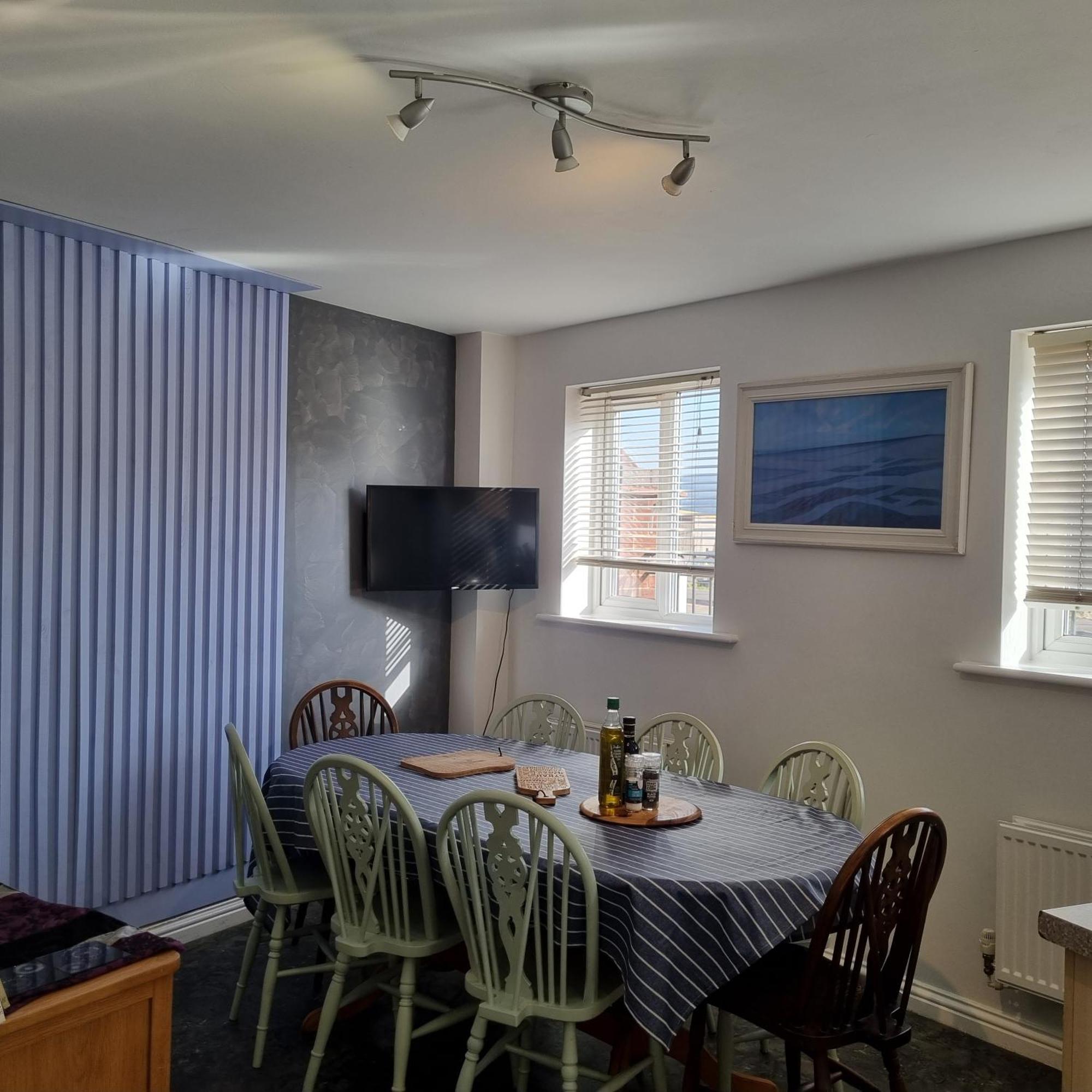 Sea Escape The Tardiis Beachfront Location Aberavon Beach Sea Views Driveway Parking Port Talbot Exterior photo